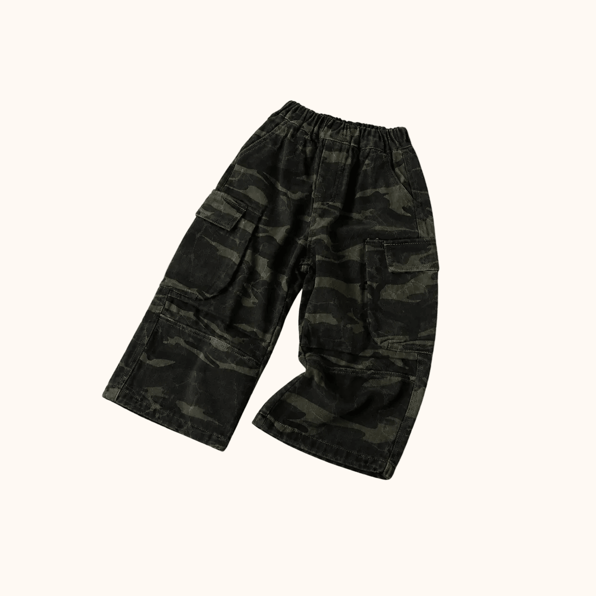 Broek van Route B in donkergroen met camouflageprint, gedragen