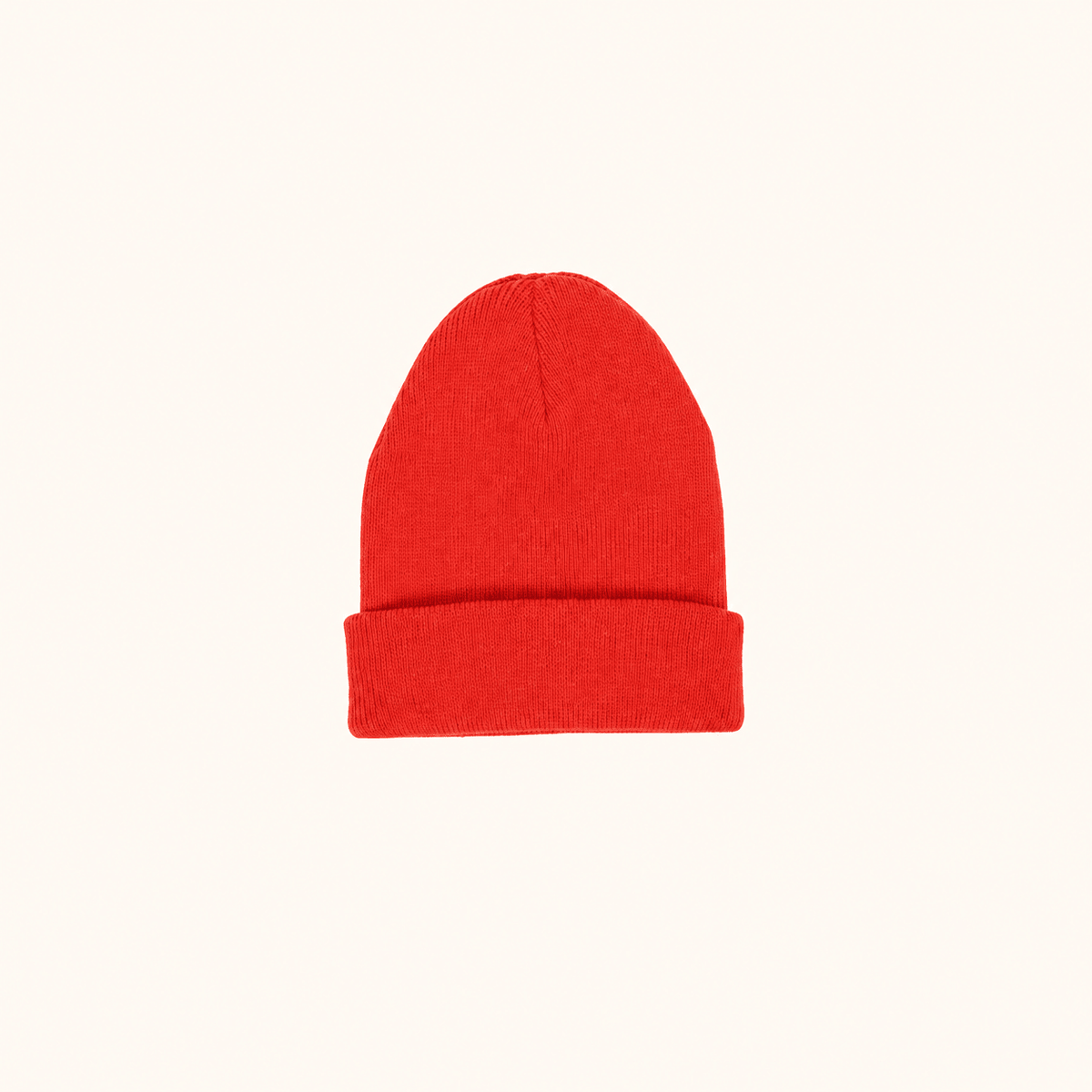 Colour Pop Beanie Coral auf warmem beigem Hintergrund