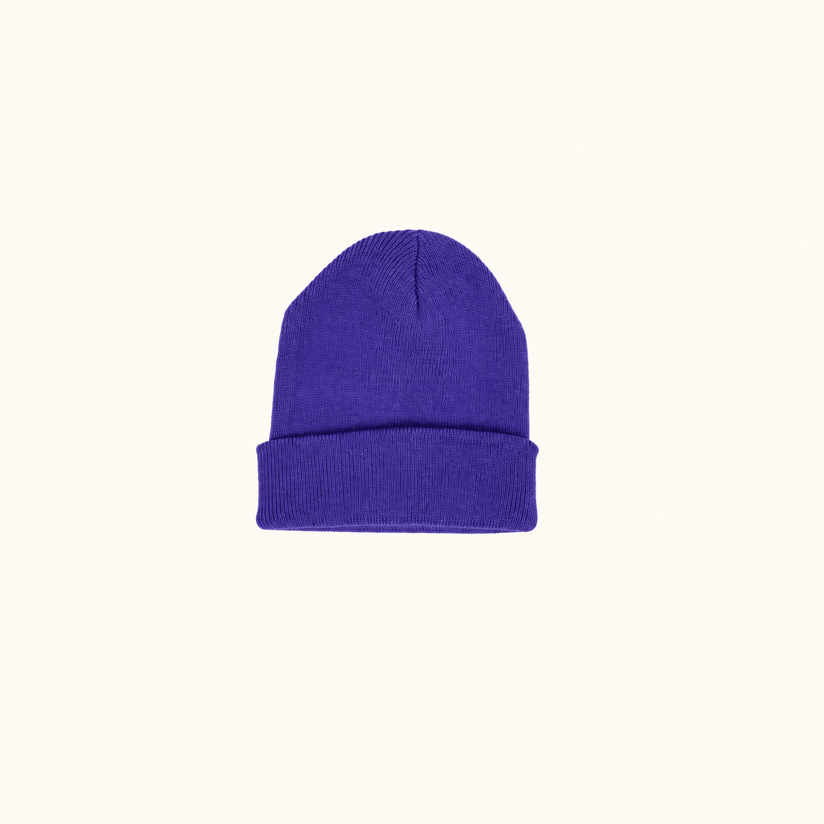 Colour Pop Beanie Purple auf warmem beigem Hintergrund