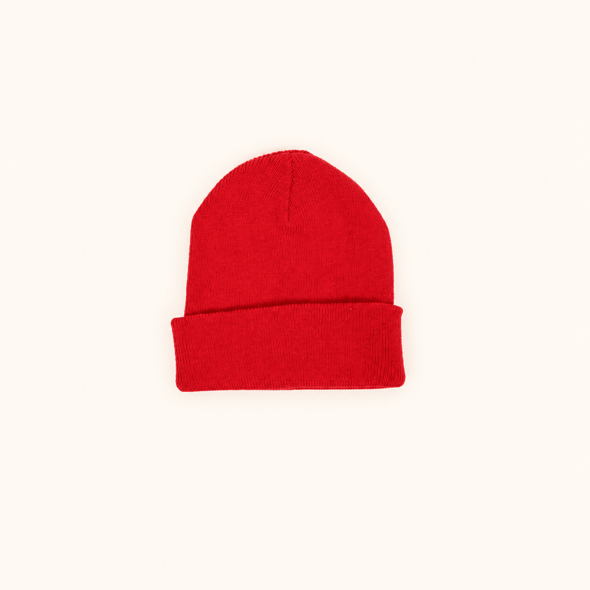 Colour Pop Baby Beanie Red auf warmem beigem Hintergrund