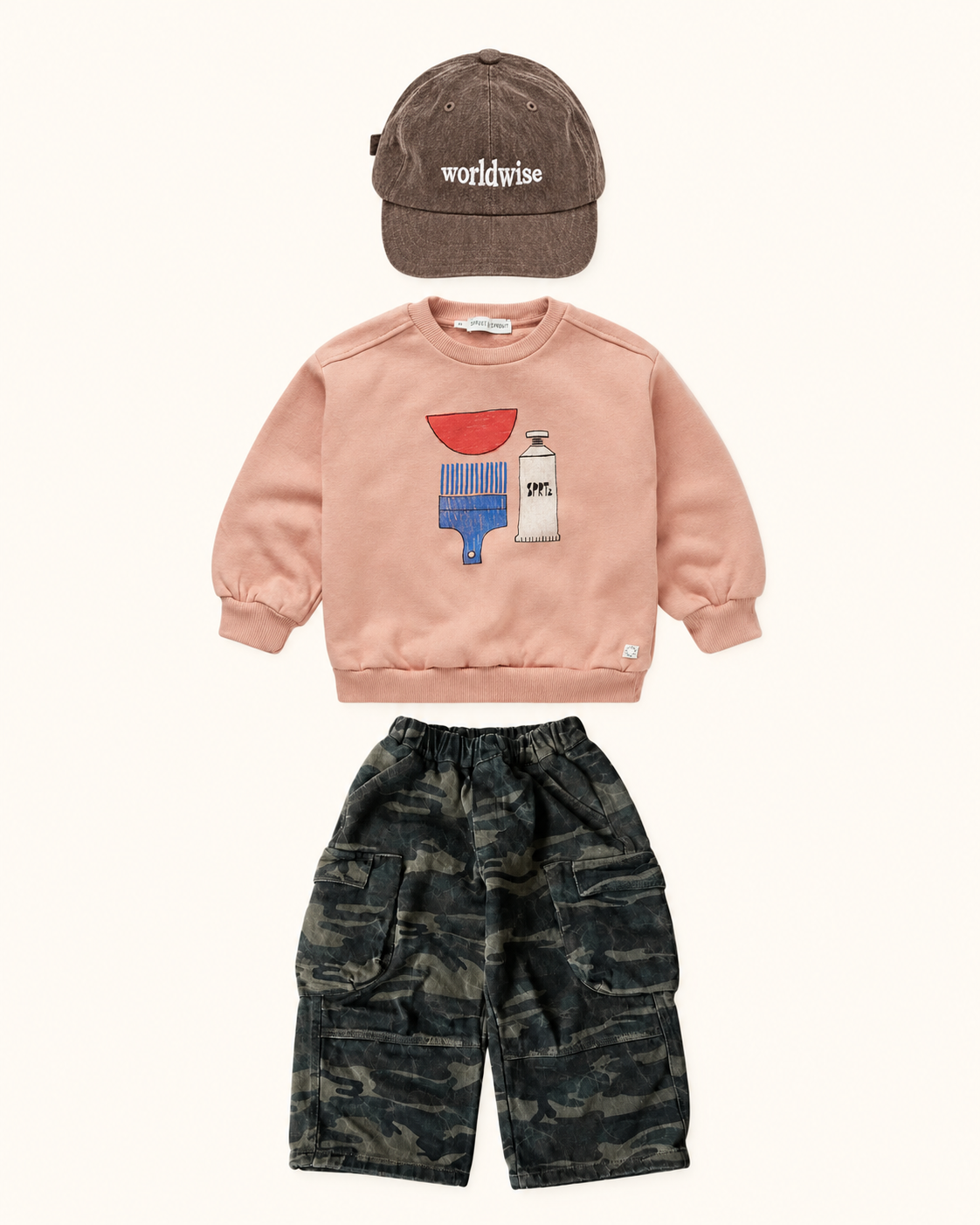 Camo look met bruine pet, beige sweater en camobroek