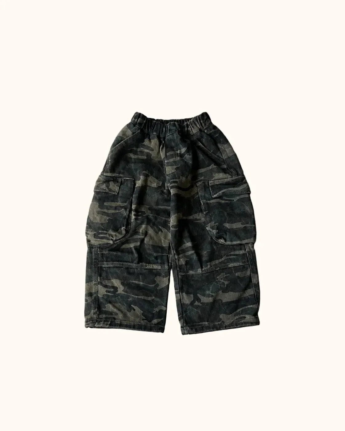 Camo Hose im Camo Kit Cap Mini Look