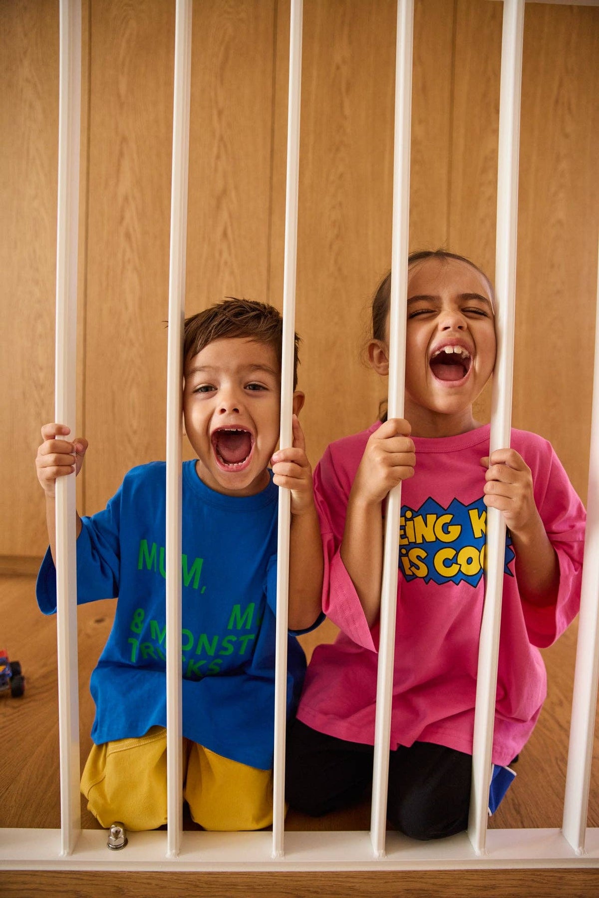 Kinder in pinkem und blauem Being Kind Is Cool T Shirt von BBOBBIE