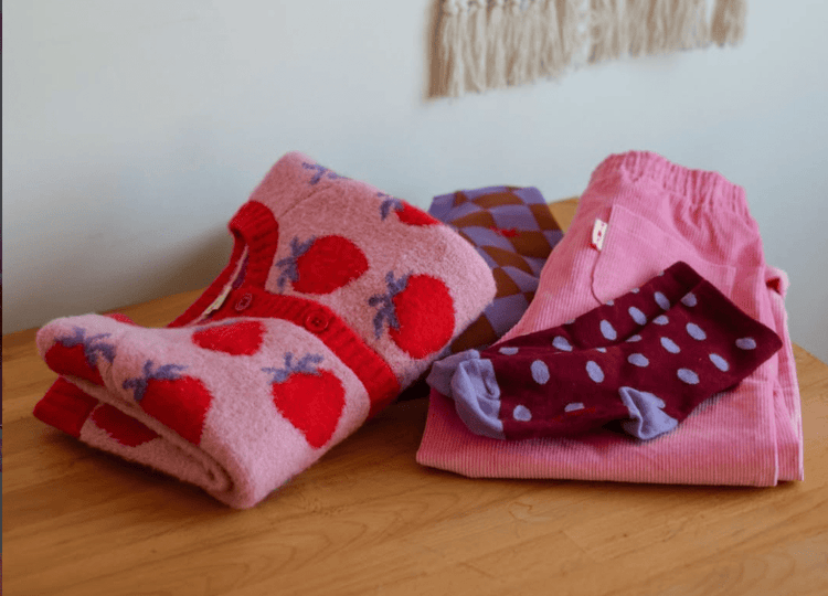 The New Chapter Strickjacken mit Erdbeeren und bunten Mustern