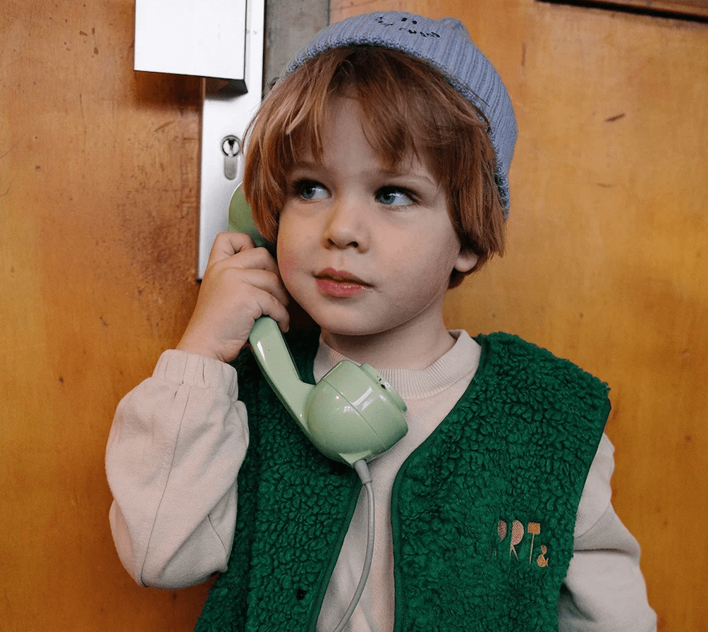 Kind trägt grüne Teddyweste von Sproet & Sprout