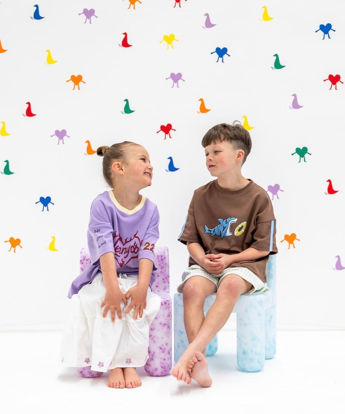 Kinder in bunten Lennyco Shirts und lockeren Hosen