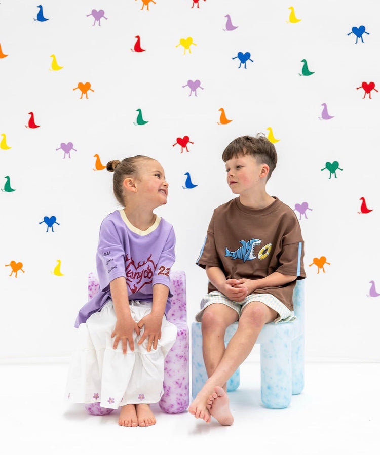 Kinder in bunten Lennyco Shirts und lockeren Hosen