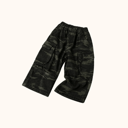 Broek van Route B in donkergroen met camouflageprint, gedragen