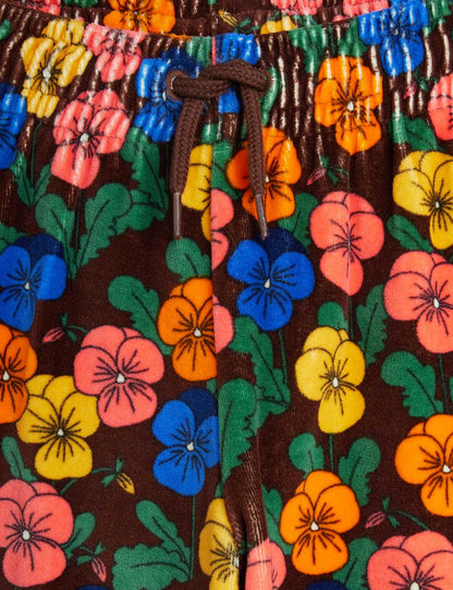 Detail van kleurrijke bloemenprint op Violas velours broek van Mini Rodini