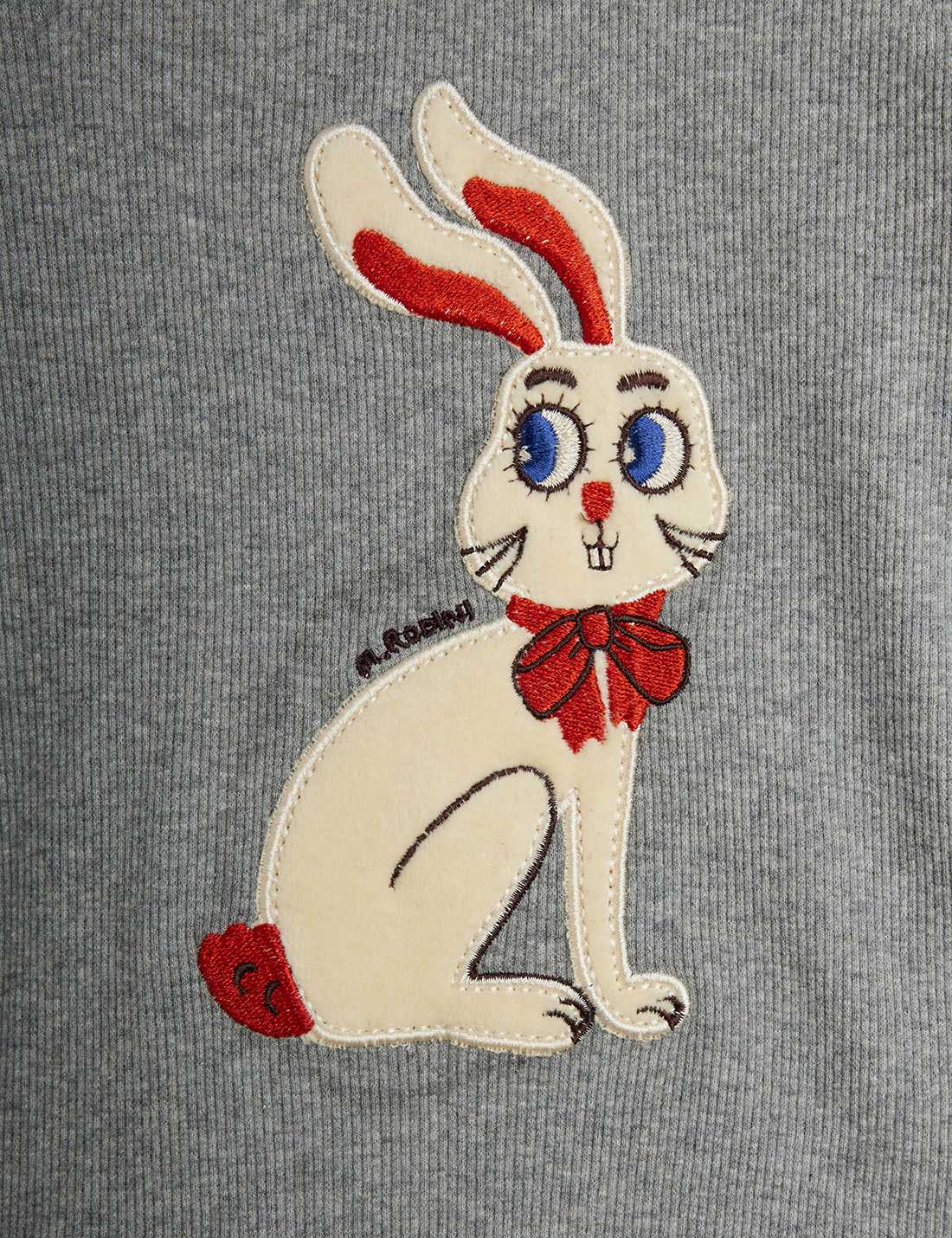 Detail van konijnenapplicatie op grijze Mini Rodini babyromper