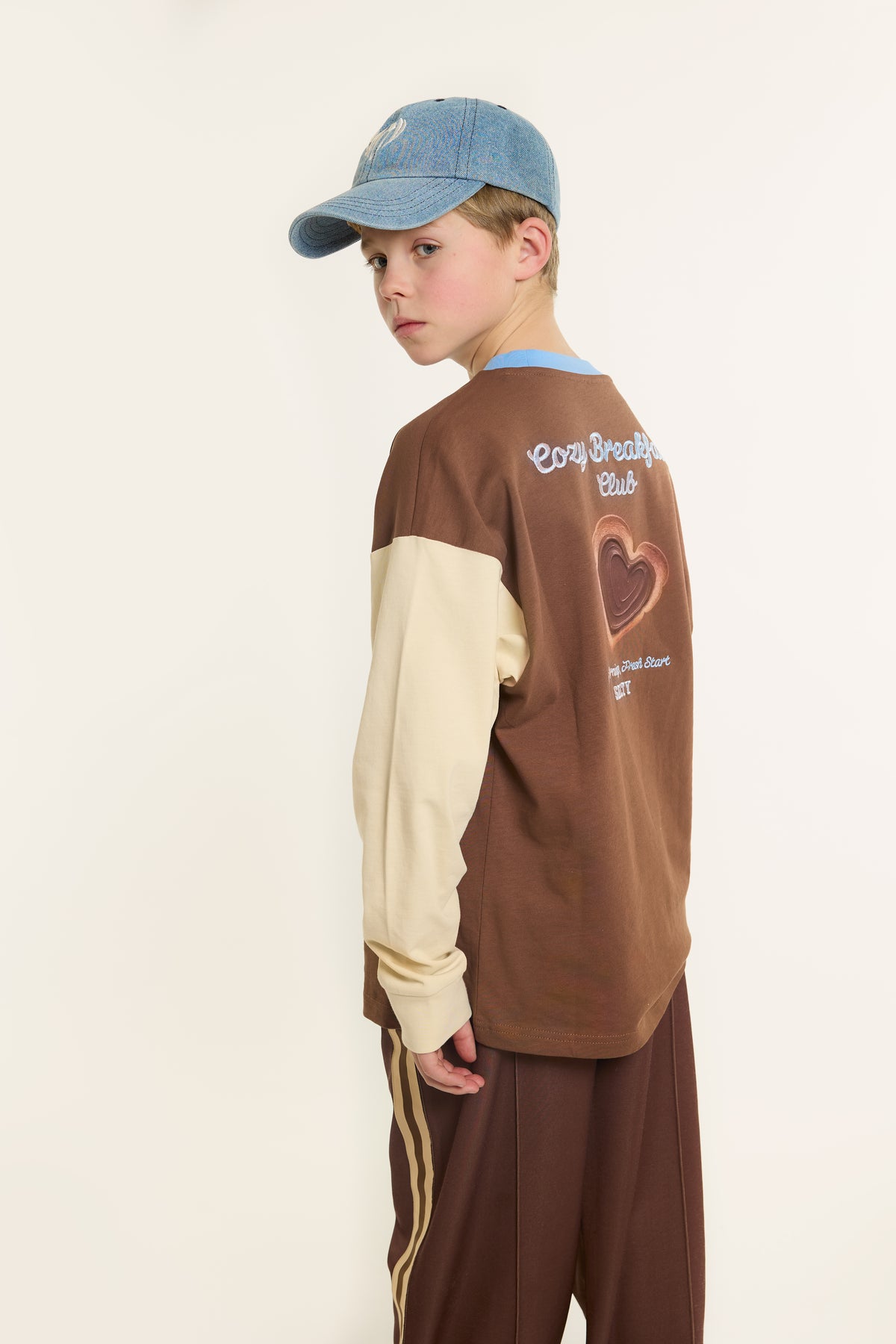 Kind trägt Salty Skater Tee Cozy Breakfast von hinten von Salty Stitch