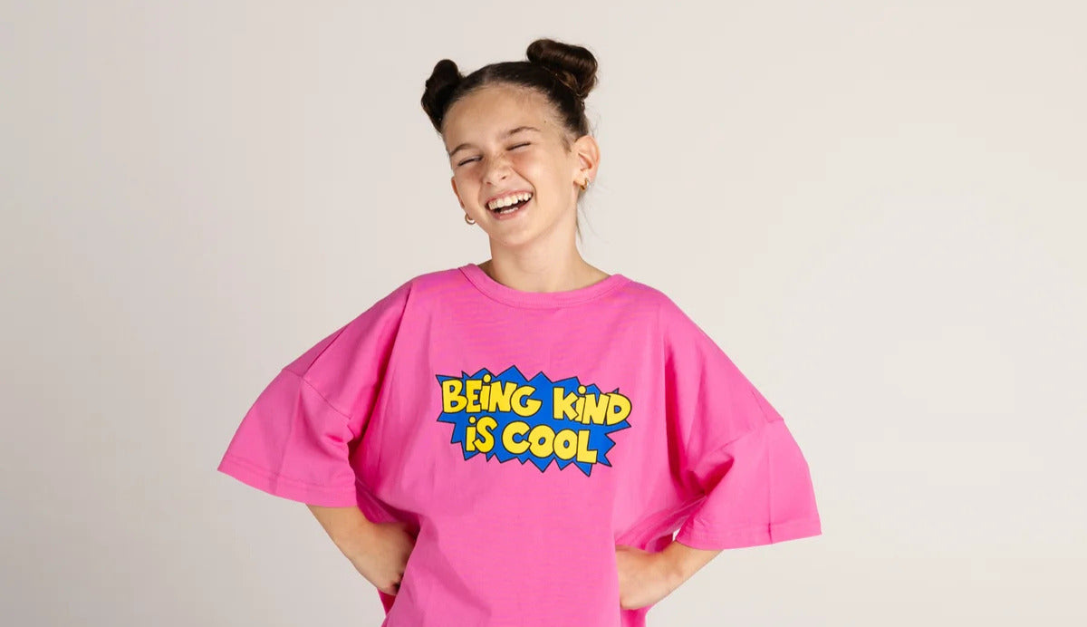 Kind draagt roze Being Kind Is Cool T shirt van BBOBBIE