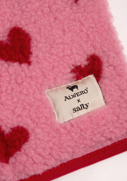 Detail der pinken Wollweste mit roten Herzen von Salty Stitch