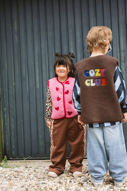 Kinder tragen Salty x Alwero Wollwesten Hearts und Cozy Club von Salty Stitch