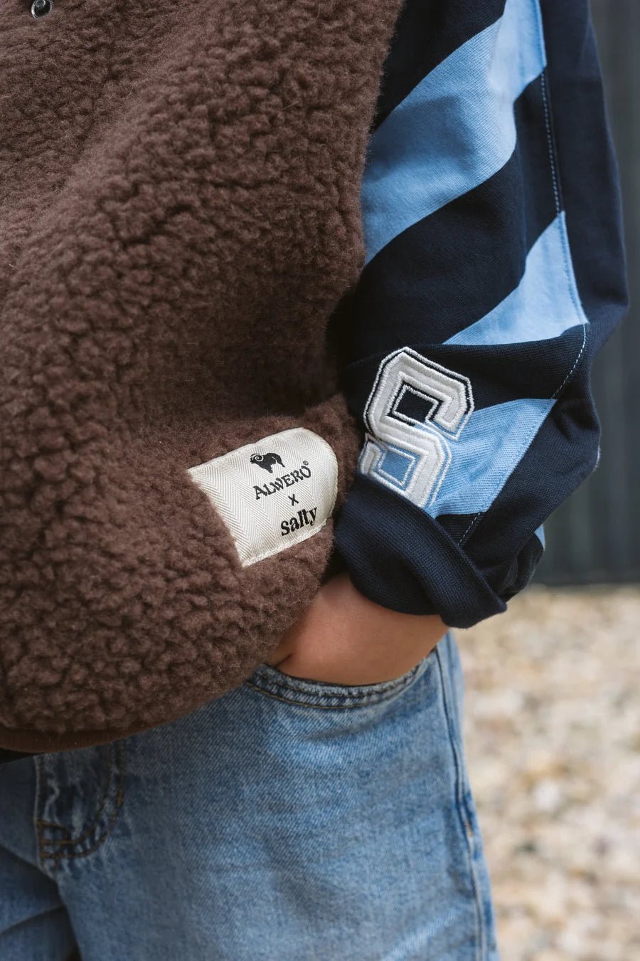 Detail van bruine Cozy Club wollen bodywarmer van Salty Stitch x Alwero