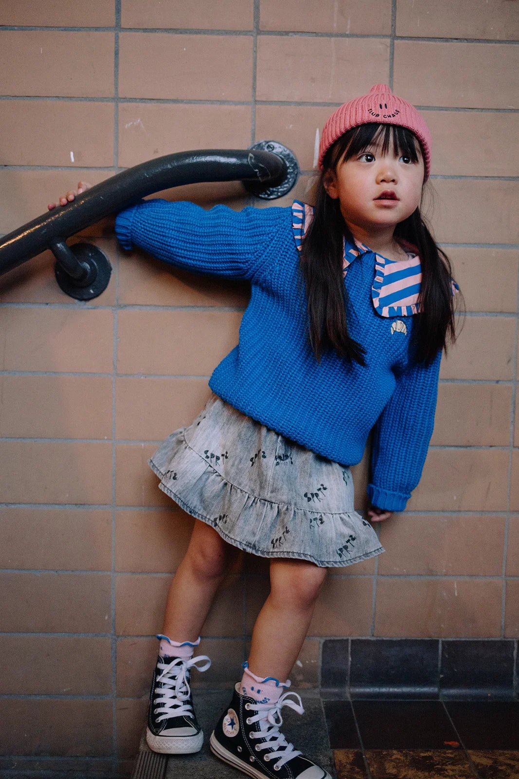 Kind draagt roze gebreide muts van Sproet & Sprout