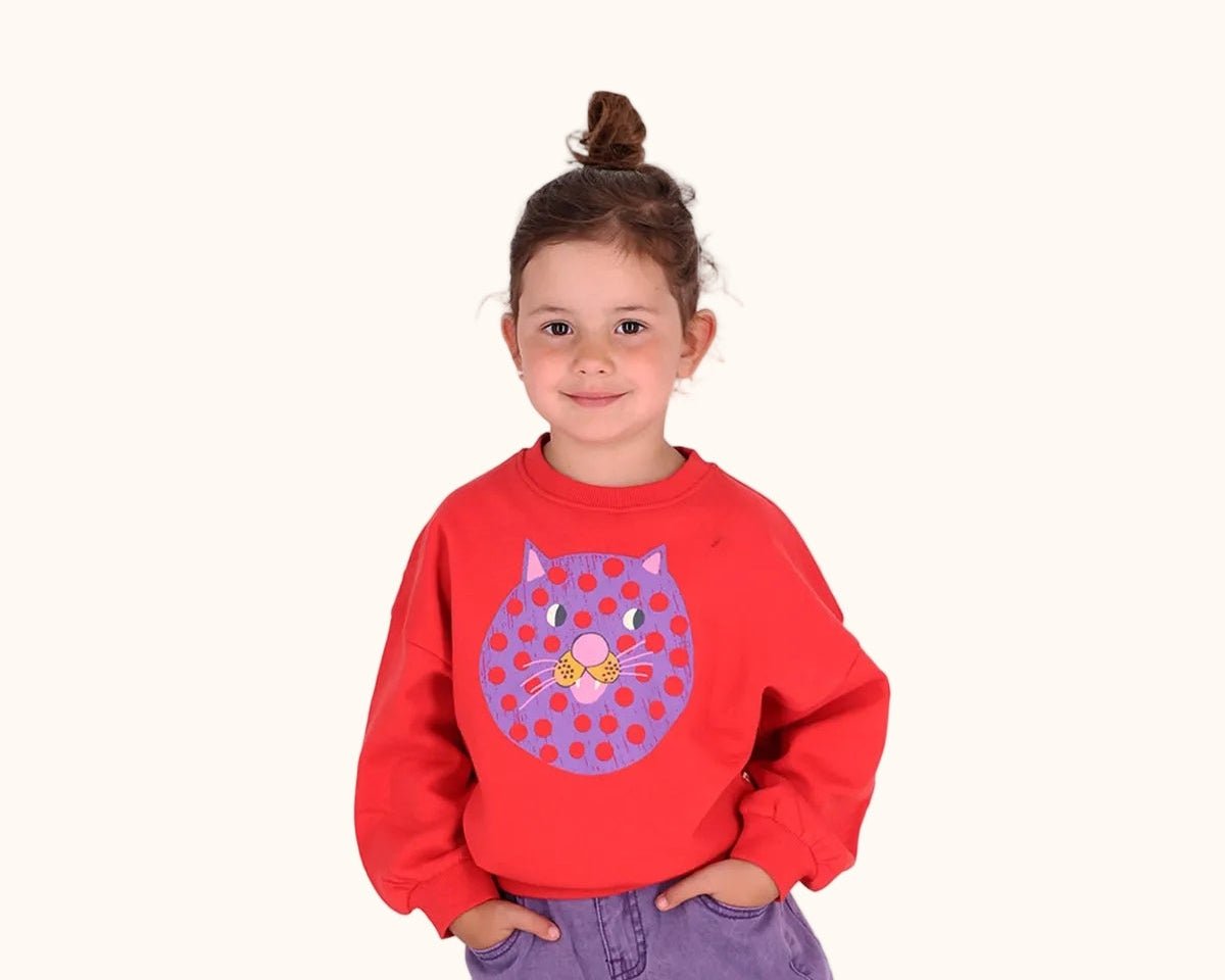 Billie Sweater Mars Red von The New Chapter getragen Kinder Outfit