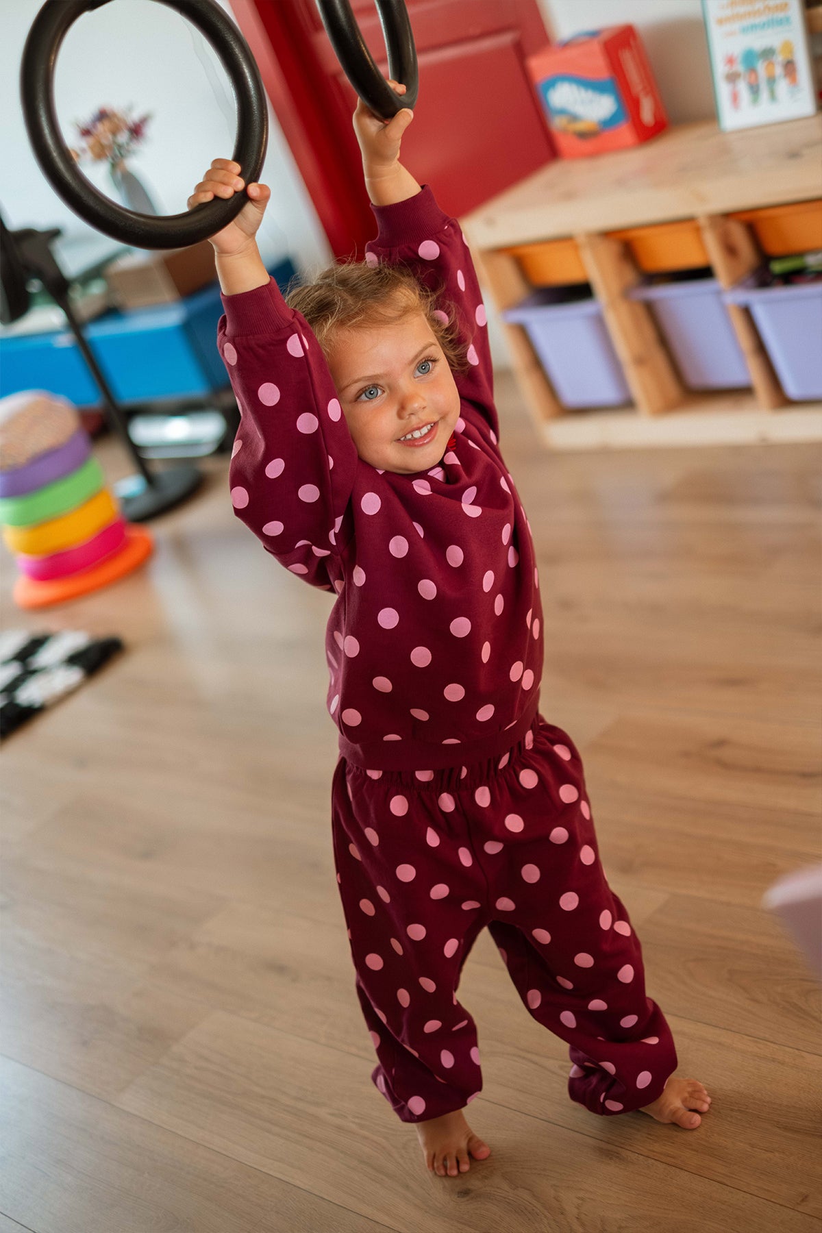 Kind im Billie Sweater Polkadot von The New Chapter