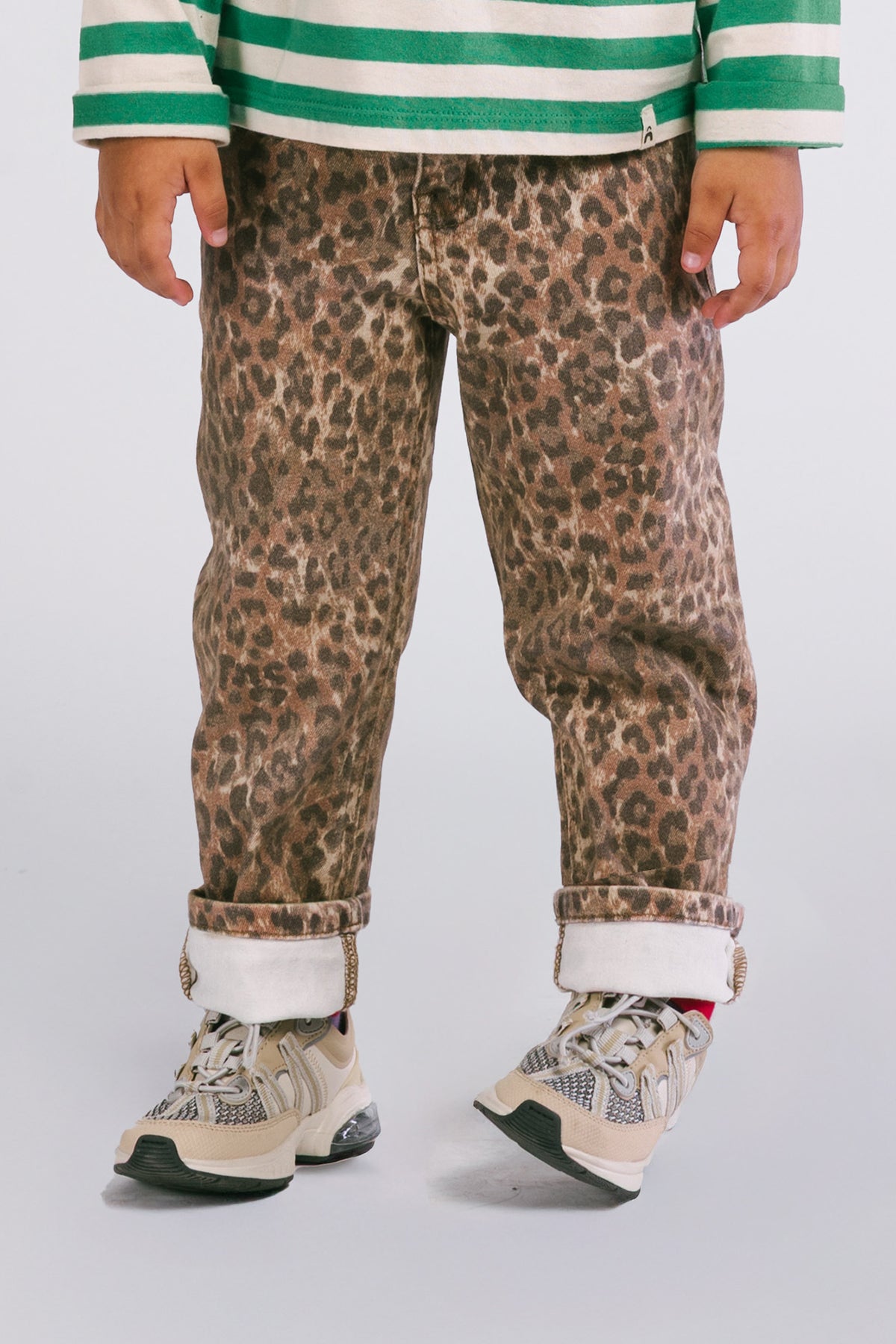 Kind trägt The New Chapter Riley Denim Pants Leopard Denim