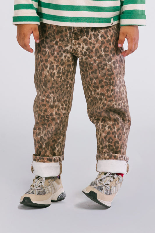 Kind trägt The New Chapter Riley Denim Pants Leopard Denim
