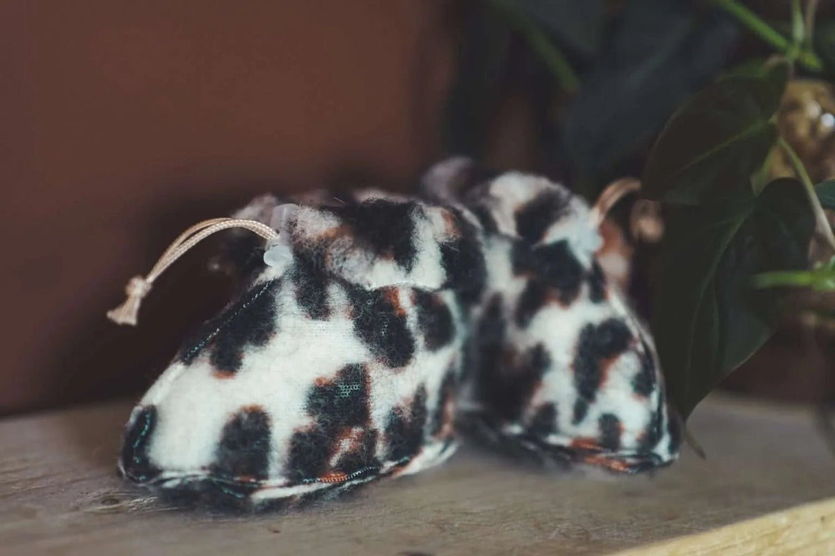 Baby baby booties van wol in luipaardprint van We Are Wovens