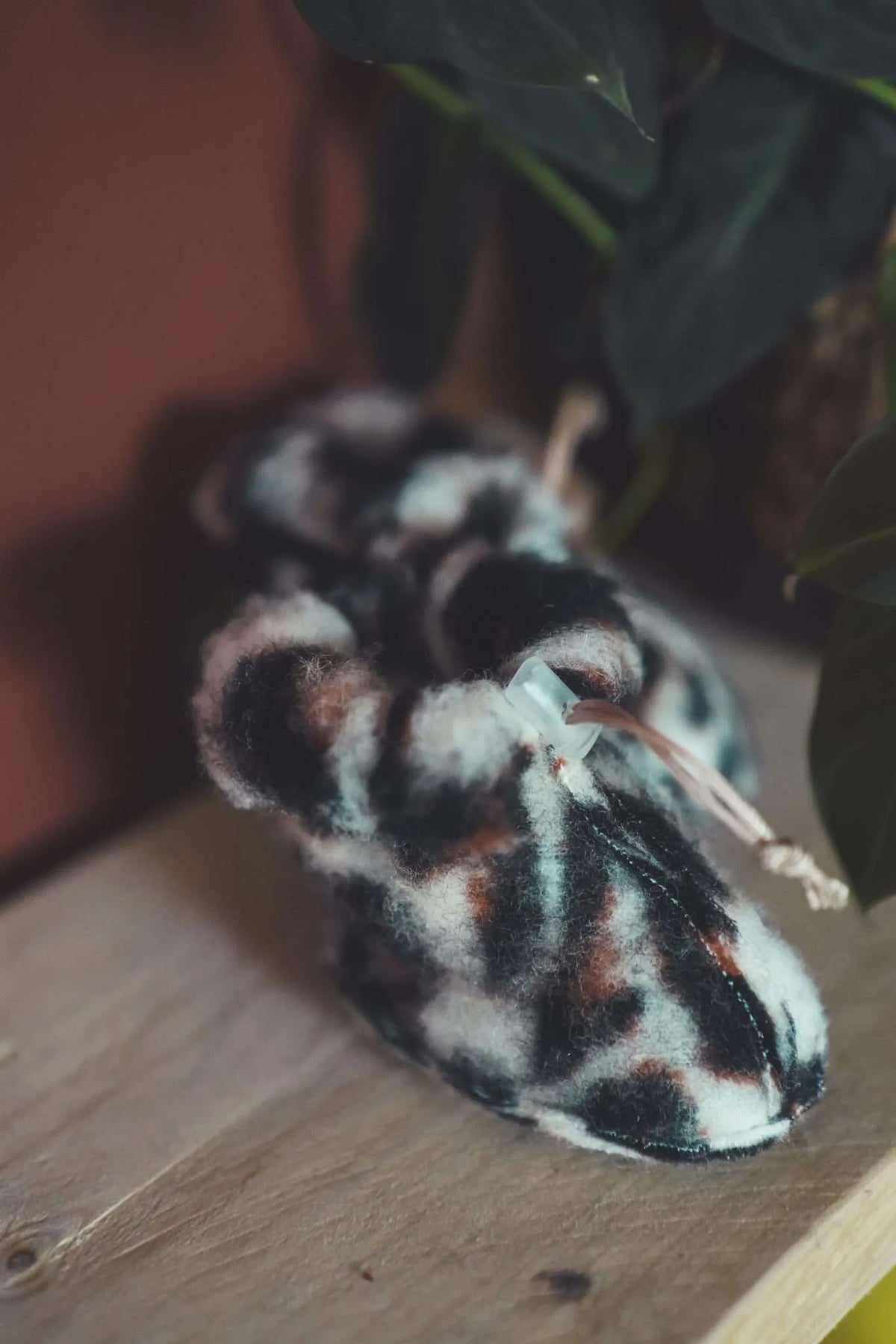 We Are Wovens baby booties voor baby’s met luipaardprint