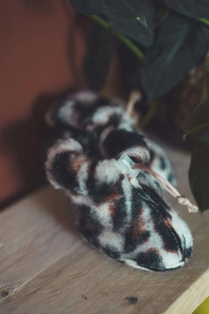 We Are Wovens baby booties voor baby’s met luipaardprint