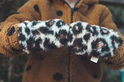 Kinder mit We Are Wovens Wollfäustlingen im Leopardenmuster