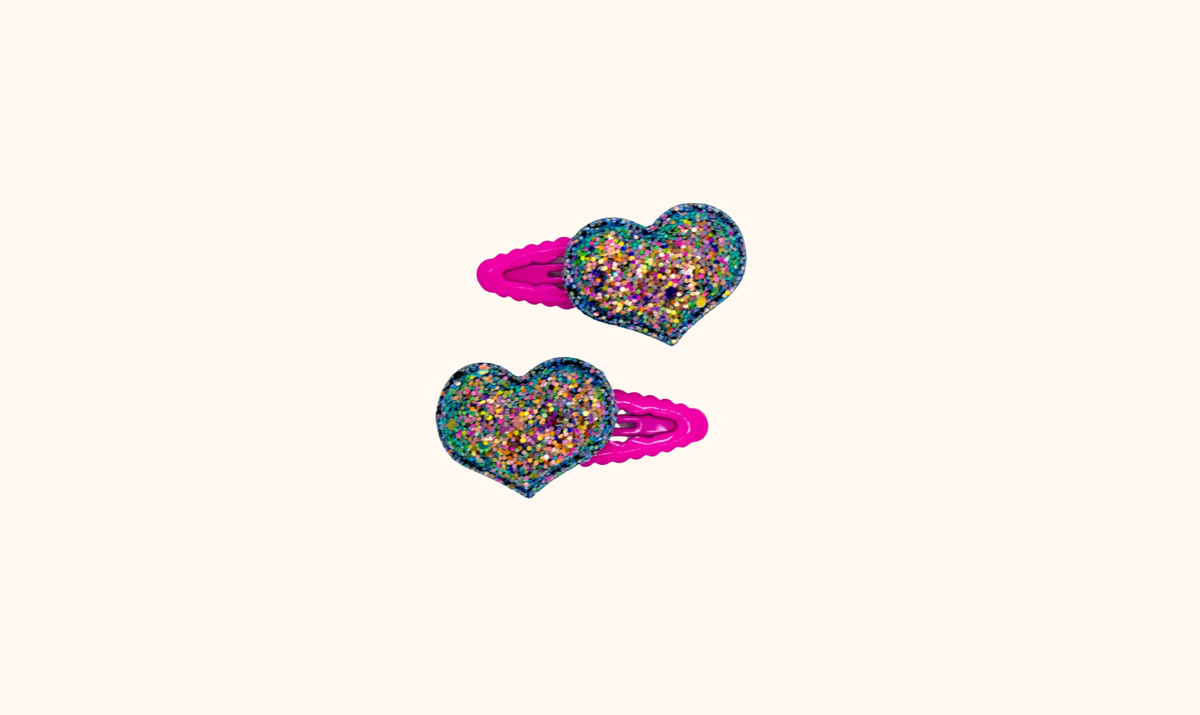 Twee roze haarspeldjes met glitterhartjes van Colori Ribelle