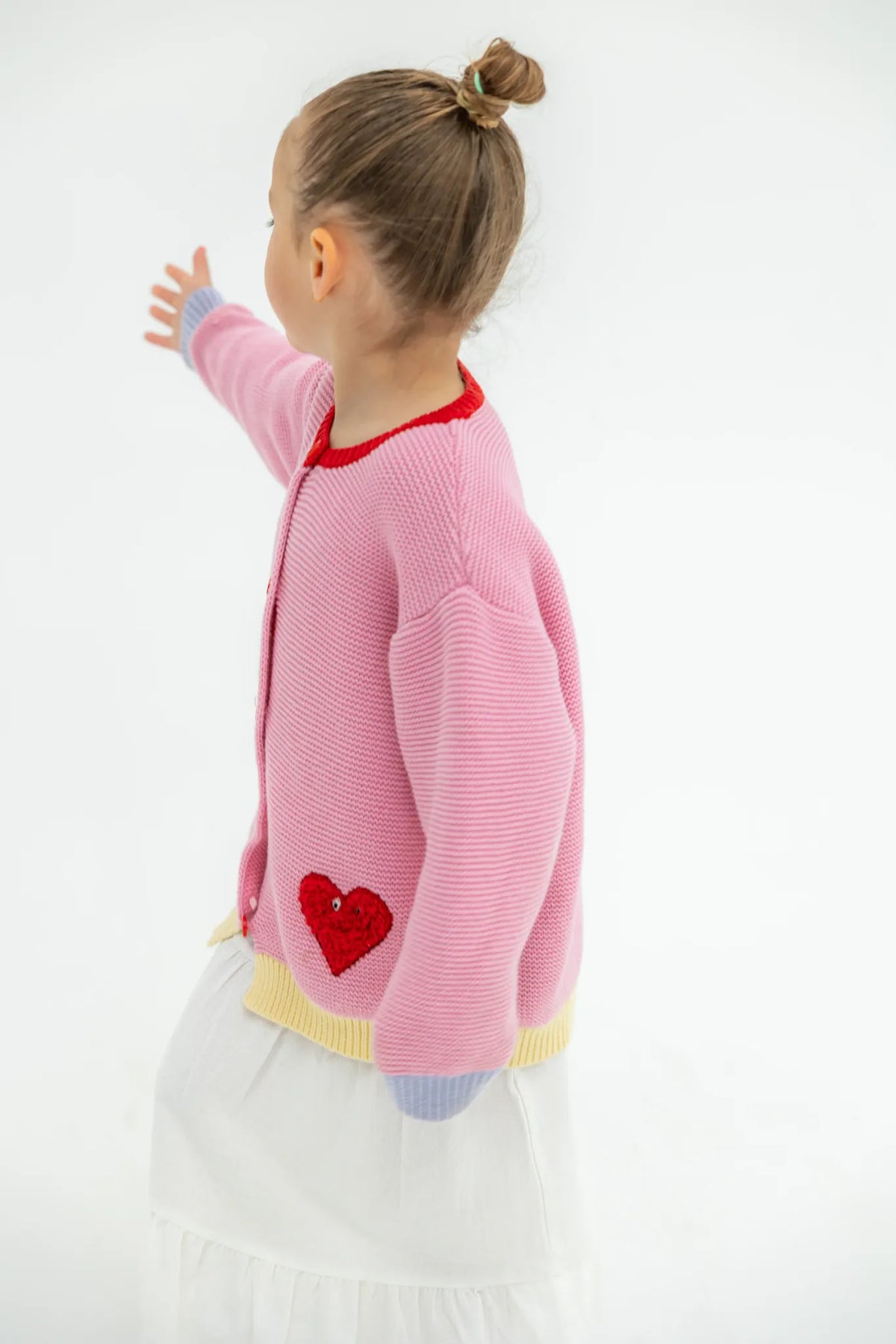 Rosa Heartman Strickjacke mit roten Herzen und Knöpfen von Lennyco