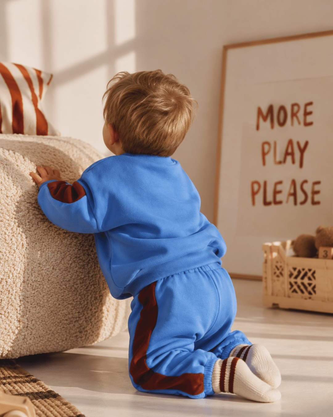 The New Chapter Billie Sweater blauw met bruine Colourblock mouwen gedragen