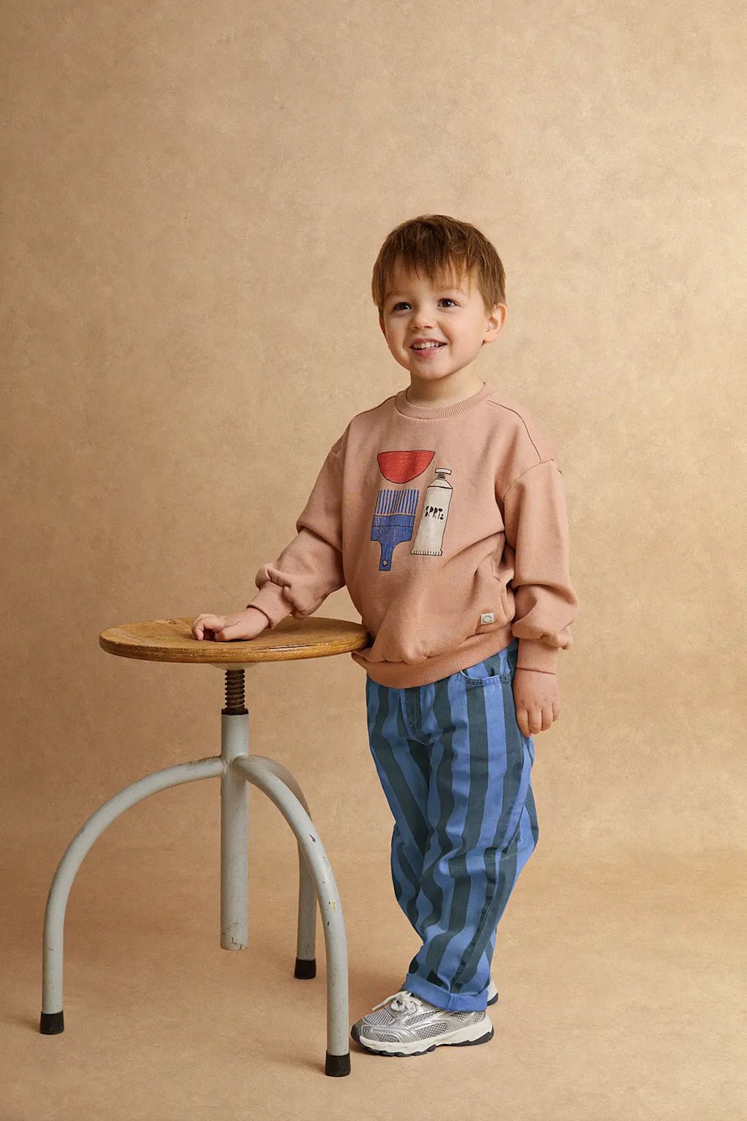 Kind trägt Sweatshirt Kit in Praline von Sproet & Sprout