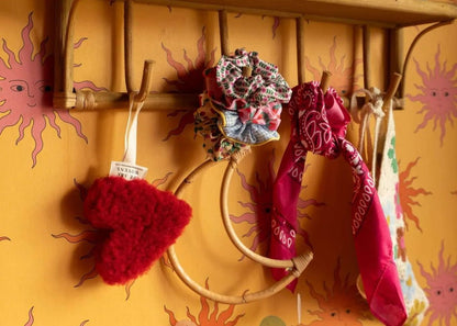 Roter We Are Wovens Schnulleranhänger aus Wolle im Kinderzimmer