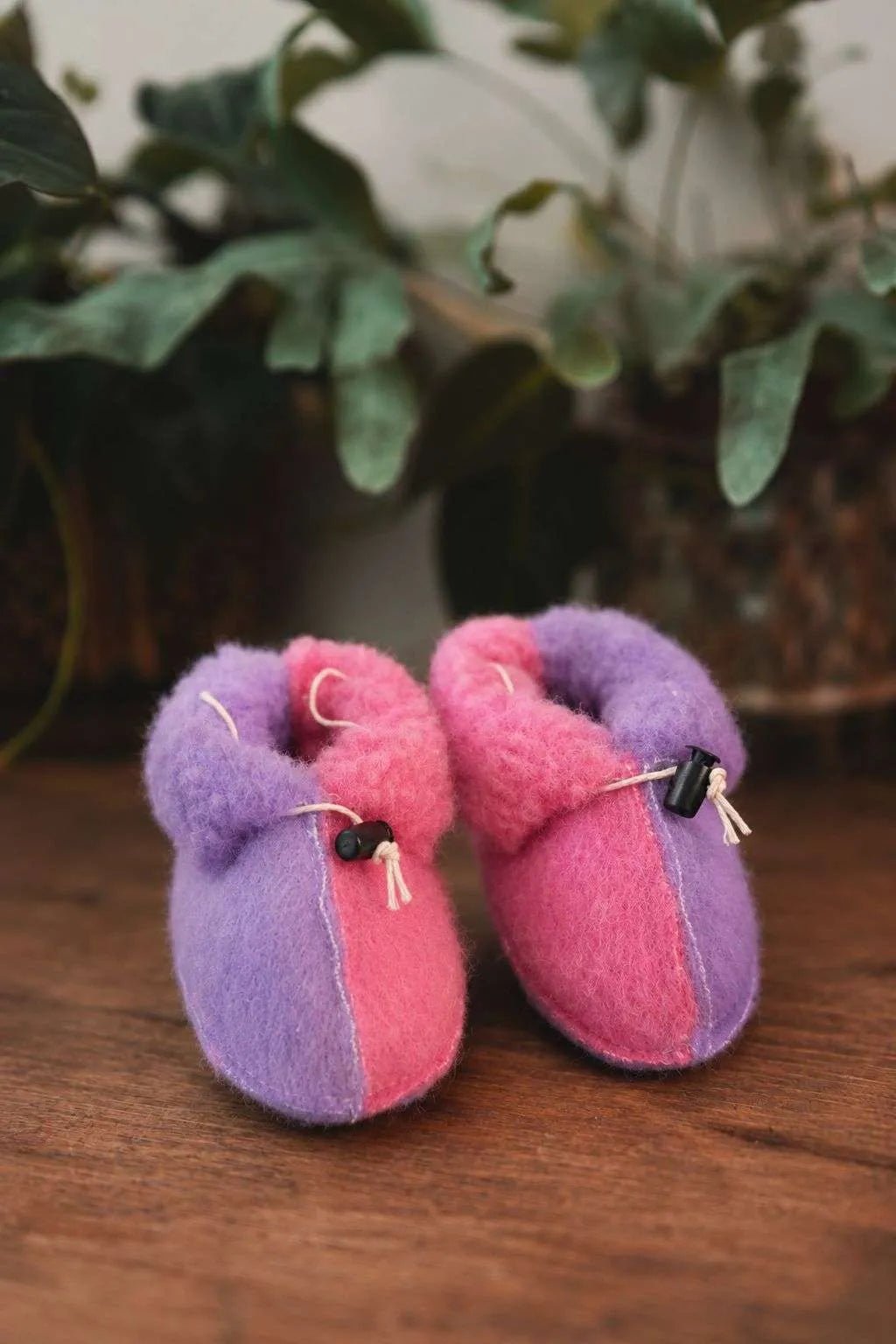 Pink lila baby booties voor baby’s van We Are Wovens