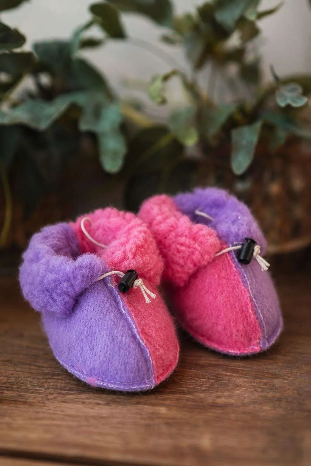 We Are Wovens Baby baby booties van wol in roze en lila