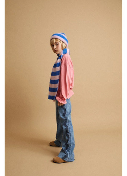 Kind draagt Sproet & Sprout Girls Straight Denim Jeans met golfprint
