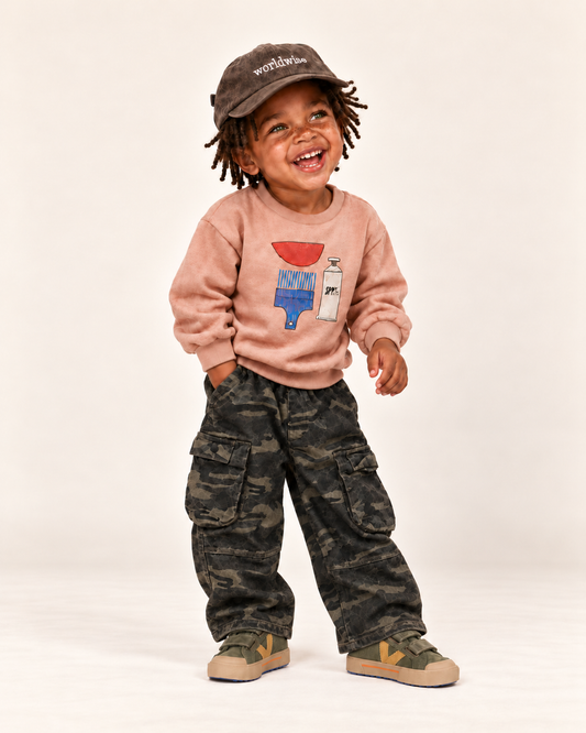 Kind trägt Camo Pants Wide Fit mit geradem Saum