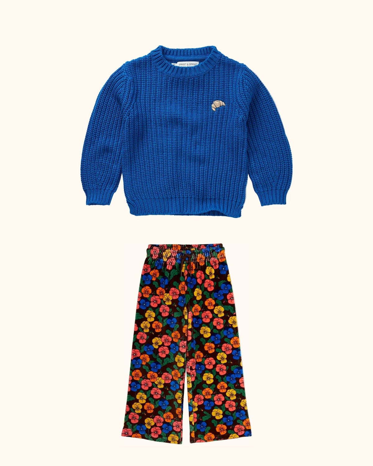 Blue Bloom Kids Look – originale Produkte auf einheitlichem Hintergrund