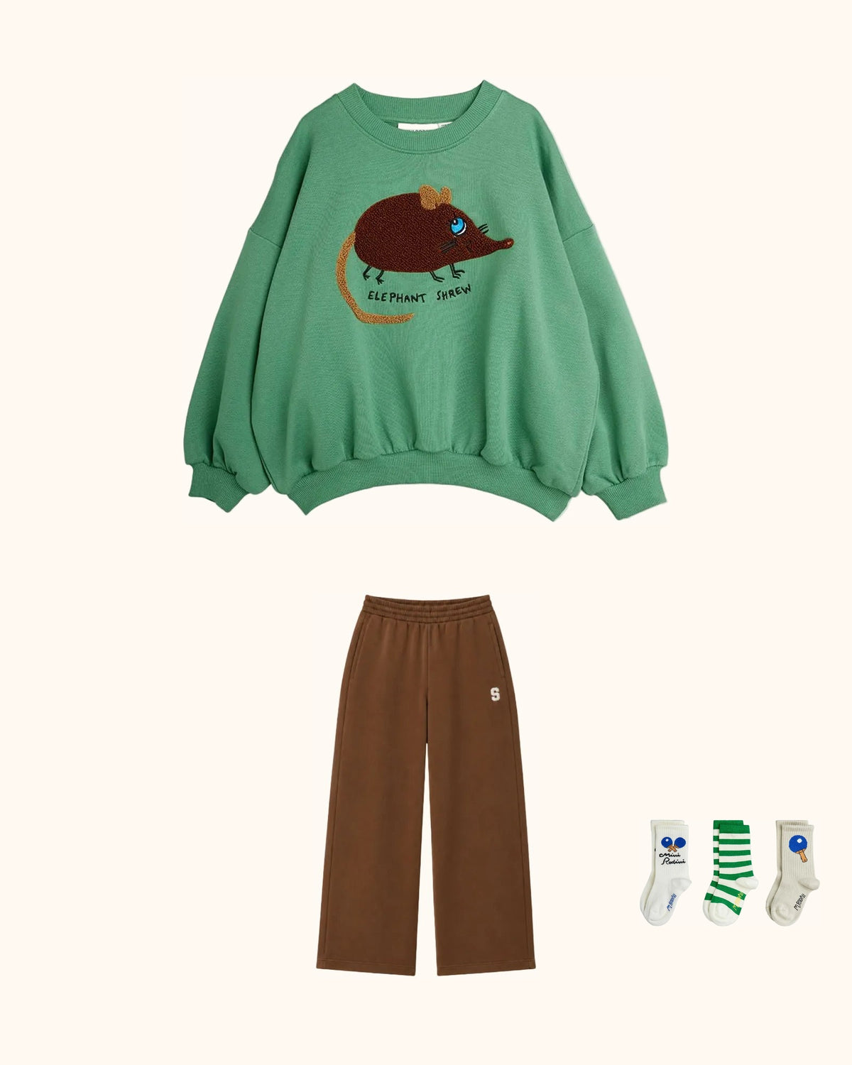 Green Play Kids Look – originale Produkte auf einheitlichem Hintergrund