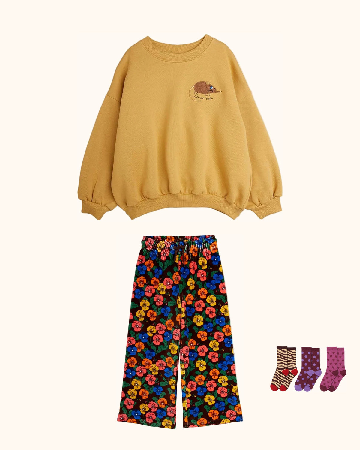 Golden Bloom Kids Look – originale Produkte auf einheitlichem Hintergrund