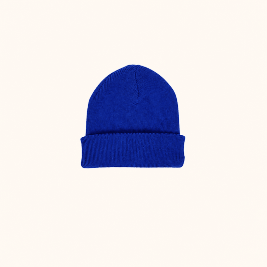 Colour Pop Baby Beanie Blue auf warmem beigem Hintergrund