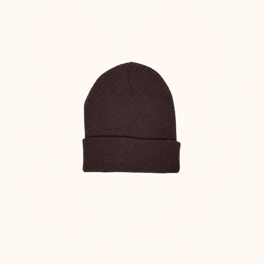 Colour Pop Beanie Brown auf warmem beigem Hintergrund