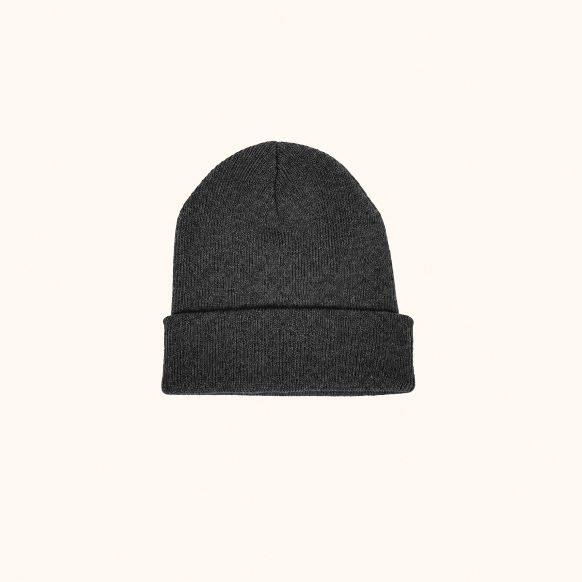 Colour Pop Beanie Charcoal auf warmem beigem Hintergrund