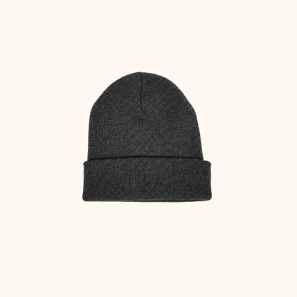 Colour Pop Beanie Charcoal auf warmem beigem Hintergrund