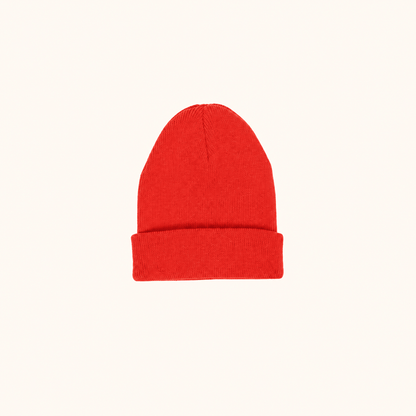 Colour Pop Baby Beanie Coral auf warmem beigem Hintergrund