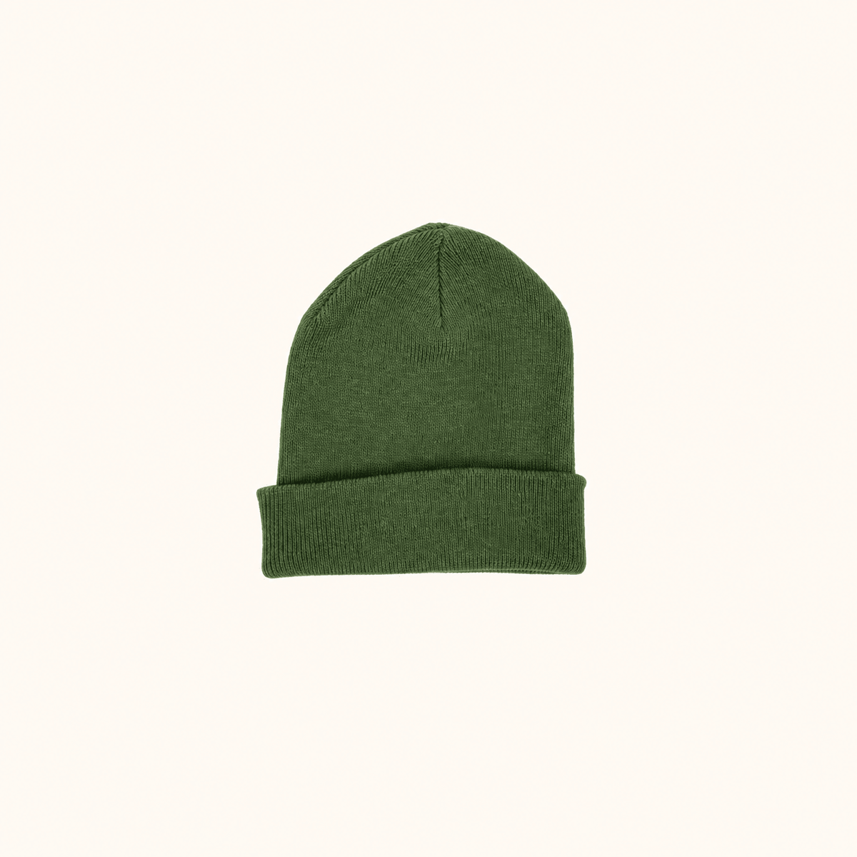 Colour Pop Beanie Khaki auf warmem beigem Hintergrund