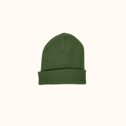 Colour Pop Baby Beanie Khaki auf warmem beigem Hintergrund