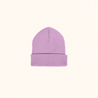 Colour Pop Beanie Light Purple auf warmem beigem Hintergrund