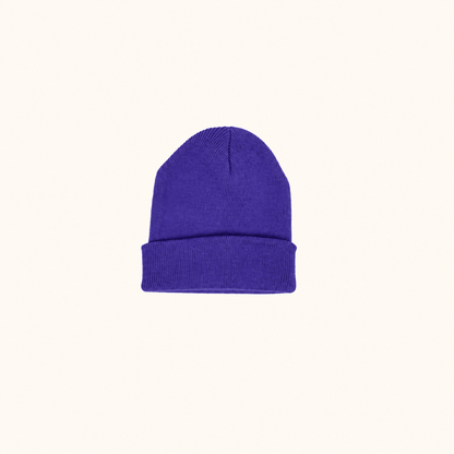 Colour Pop Baby Beanie Purple auf warmem beigem Hintergrund