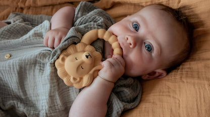 Baby met een geel leeuw bijtring van Natruba, gemaakt van natuurrubber